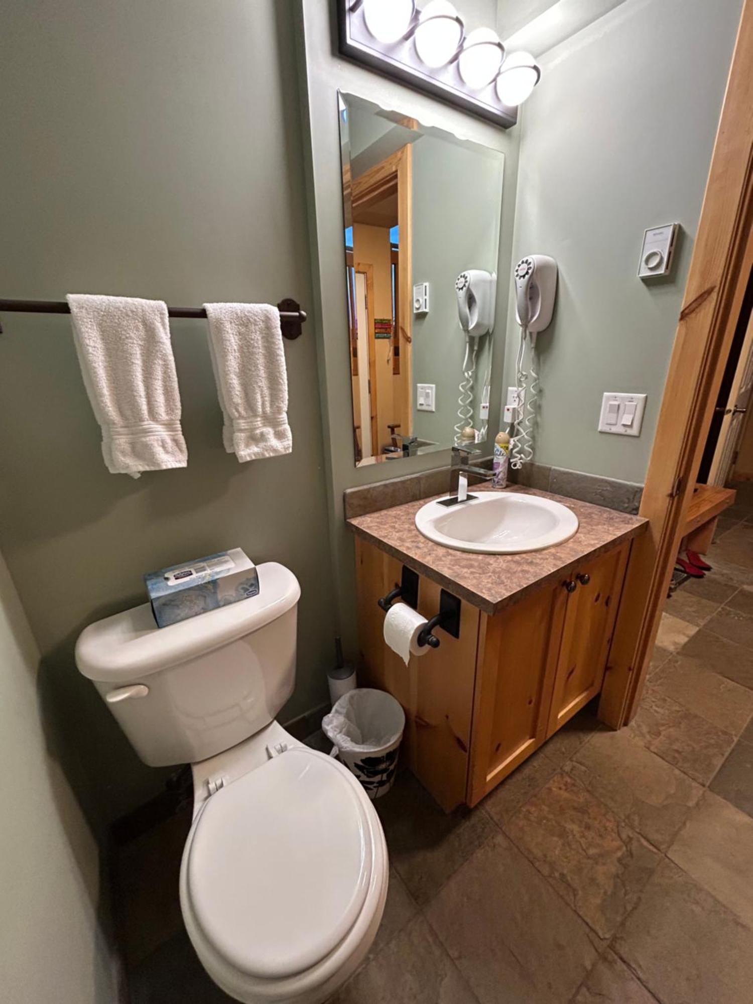 3 Bedroom 3 Bath Ski In Ski Out With Private Hot Tub Big White Ski Resort Экстерьер фото
